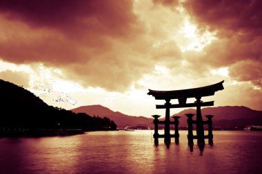 Torii kapısı miyajima, Japonya