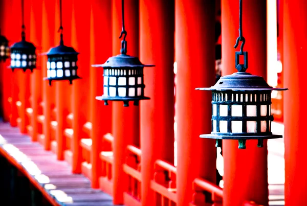 Linternas en el Santuario Itsukushima de Miyajima - Japón — Foto de Stock