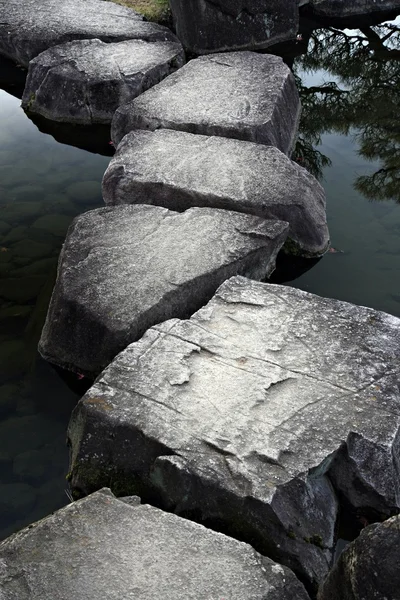 Stenen pad in een rustige vijver — Stockfoto