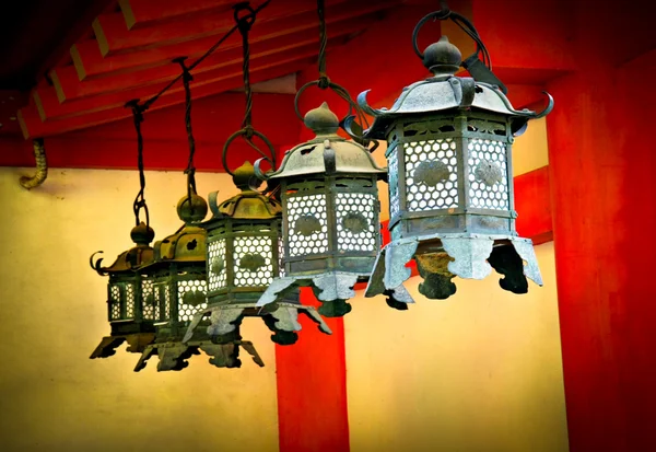 Lanternas no templo em Nara — Fotografia de Stock