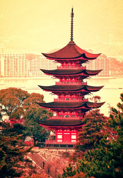 Пятиэтажная пагода в Миядзиме, Япония — стоковое фото