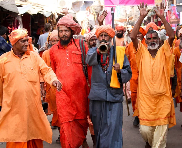 Uomini santi non identificati assistono alla fiera di Pushkar — Foto Stock