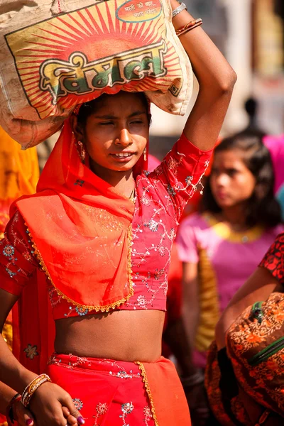 Onbekende vrouw op de eerlijke pushkar — Stockfoto