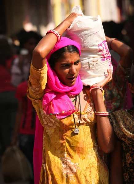 Mujer no identificada en la feria de Pushkar — Foto de Stock