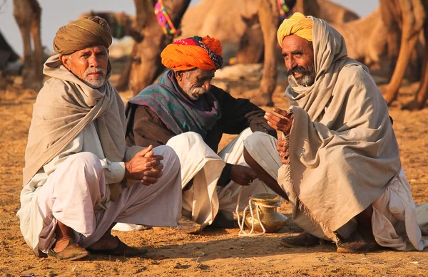 Des hommes non identifiés assistent à la foire de Pushkar — Photo