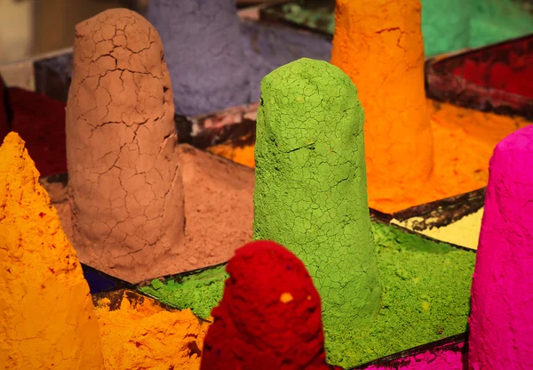 彩色的粉末在普什卡，印度市场 — 图库照片