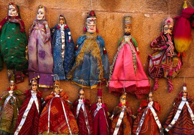 Kuklalar Hindistan'daki jaisalmer Market