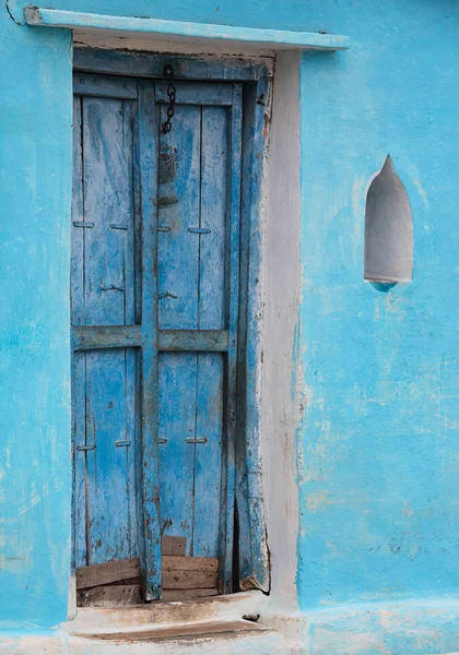 Heldere blauwe deuropening in india — Stockfoto