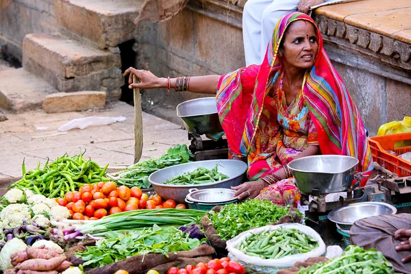 Žena prodává zeleninu na veletrhu — Stock fotografie