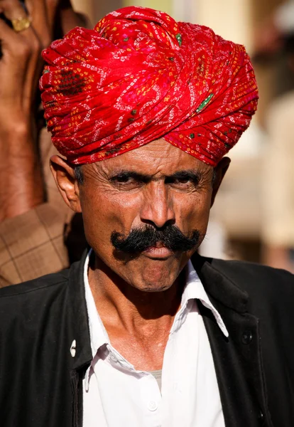Un hombre no identificado asiste a la feria de Pushkar — Foto de Stock