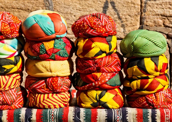 Tocados coloridos en un mercado en Jaialsmer, India — Foto de Stock