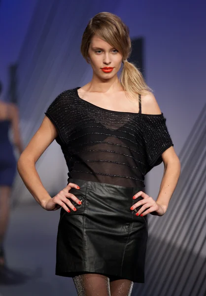 Melbourne, australia - 18 marca: model prezentuje wzorów przez bettina liano — Zdjęcie stockowe