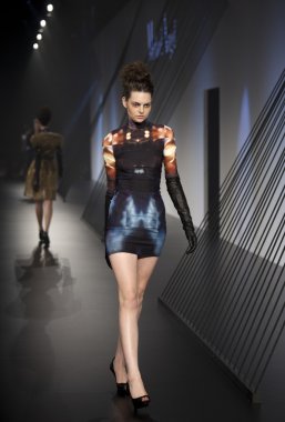 Melbourne, Avustralya - 18 Mart: bir model tasarımları tarafından joveeba 2010 l'oreal de vitrinde orta ayağın melbourne moda Festivali, 18 Mart 2010, melbourne, Avustralya üzerinde docklands