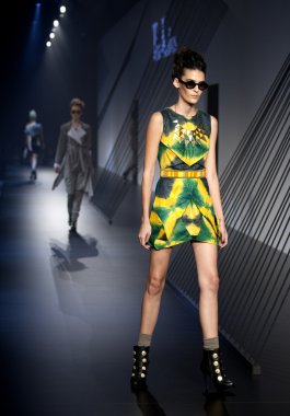 Melbourne, Avustralya - 19 Mart: bir model tasarımları 2010 l'oreal, tina kalivas tarafından vitrinde orta ayağın melbourne moda Festivali, 19 Mart 2010, melbourne, Avustralya üzerinde docklands