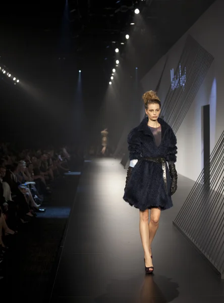 MELBOURNE, AUSTRALIA - MARCH 19: A model showcases designs by Michael Angel in the 2010 L'Oreal Melbourne Fashion Festival at Central Pier, Docklands on March 19, 2010 in Melbourne, Australia — Stock Photo, Image