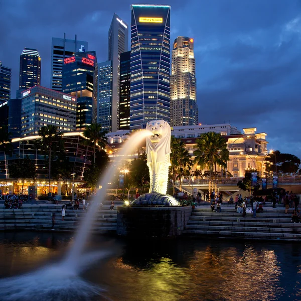 Singapore-Dec 29: The Merlion fontän pipar vatten framför Singapore skyline — Stockfoto