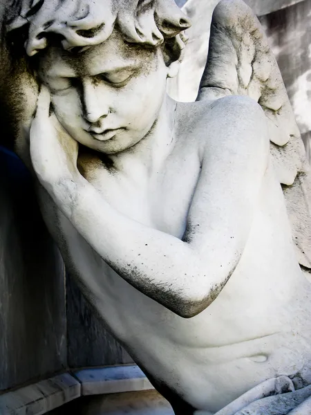 Sovande ängel på la recoleta cemetery i buenos aires — Stockfoto