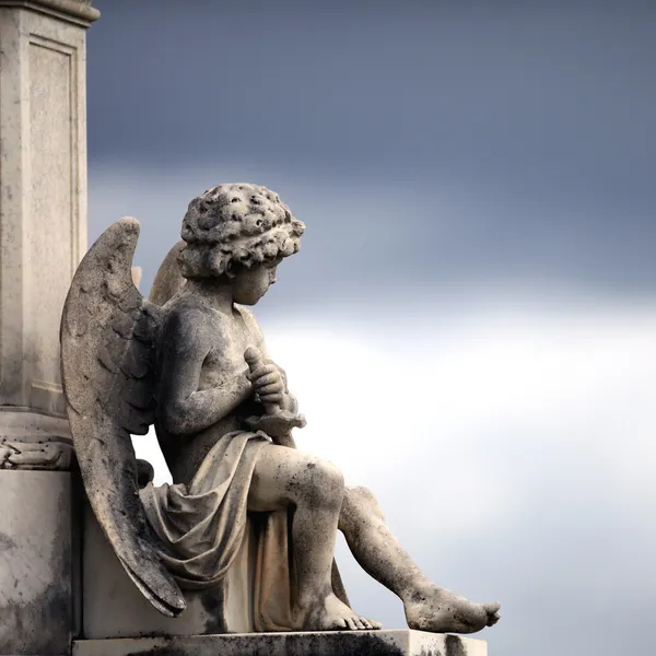 Ангел на кладбище Ла-Реколета в Буэнос-Айресе — стоковое фото