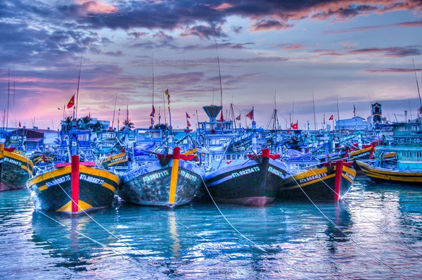Рибальські човни в marina на Phat Thiet, Mui Ne, В'єтнам — стокове фото