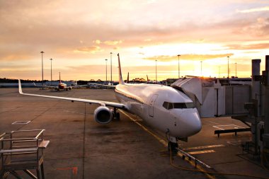 güneş doğarken terminal melbourne Havaalanı'nda uçak