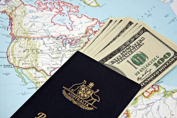 Australische paspoort en bankbiljetten met kaart achtergrond — Stockfoto