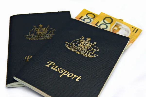 澳大利亚护照和现金 — 图库照片