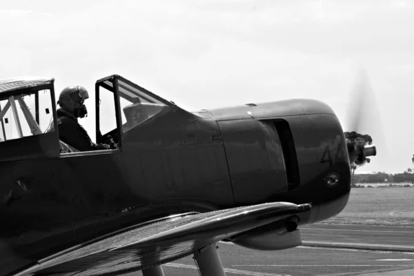 Pilot myśliwski w stary samolot — Zdjęcie stockowe