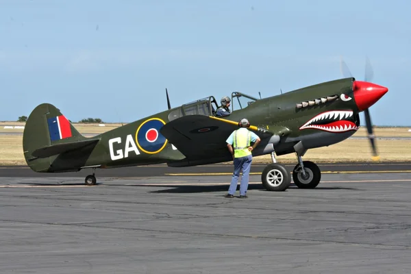 Piloto de combate en avión viejo — Foto de Stock