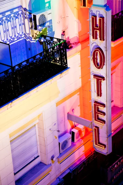 Hotel tecken på natten i buenos aires — Stockfoto