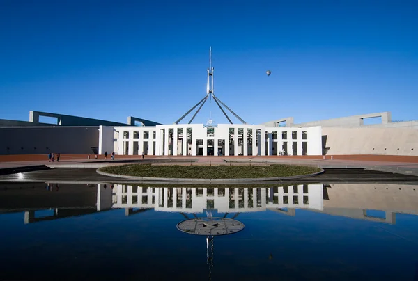 CANBERRA -SEP 20: Australia landmark parliament house where both sides of the federal government debate future topics of the Australian nation. September 20, 2008 Canberra Australia — Stock Photo, Image