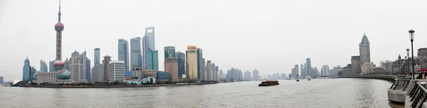 SHANGHAI - 14 ENE: Shanghai Pudong skyline view from the Bund - which is one of the Top Ten Shanghai Attractions in Shanghai, China on January 14, 2011 — Foto de Stock