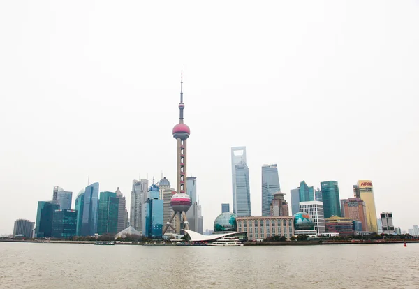 SHANGHAI - GENNAIO 14: Shanghai Pudong skyline vista dal Bund  - — Foto Stock