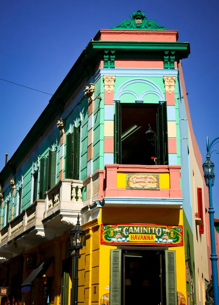 Buenos Aires - 14 lutego: Orientacyjny rogu ulicy Caminito w La Boca — Zdjęcie stockowe