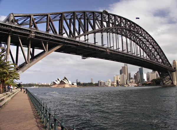 Sydney harbour bridge a operní dům — Stock fotografie