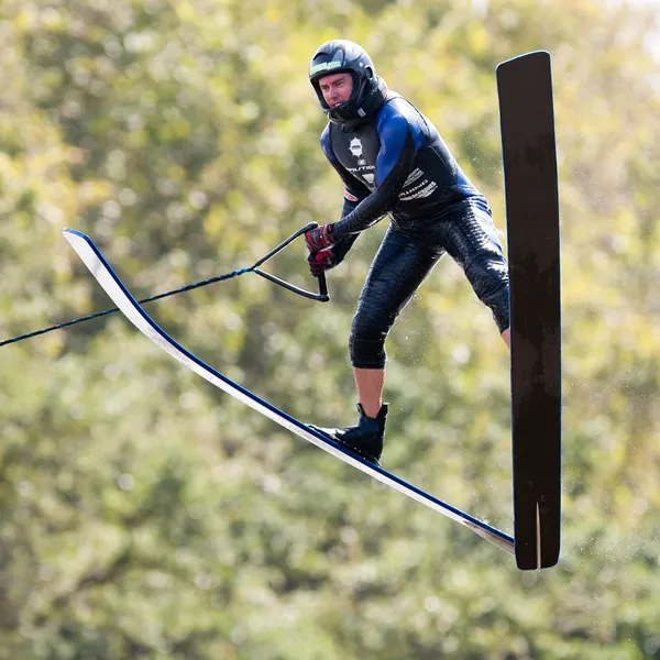 Melbourne, Australië - 11 maart: onbekende skiër in het geval van de sprong op de moomba masters — Stockfoto