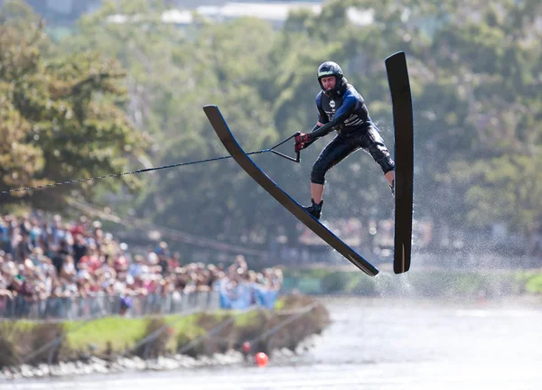 Melbourne, Australië - 11 maart: onbekende skiër in het geval van de sprong op de moomba masters — Stockfoto