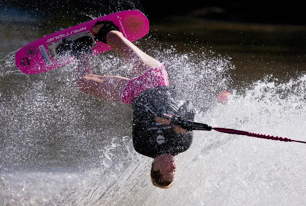 MELBOURNE, AUSTRALIA - 11 DE MARZO: Whitney Mcclintock de Canadá en el evento de trucos en el Moomba Masters — Foto de Stock