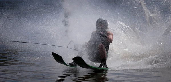 Melbourne, Australien - 12 mars: oidentifierade waterskier landar i te hoppa händelse på moomba masters — Stockfoto