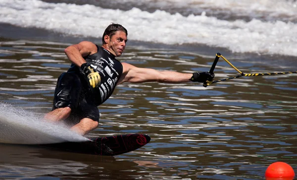 Melbourne, Australië - 12 maart: aaron larkin van Nieuw-Zeeland in de slalom gebeurtenis op de moomba masters — Stockfoto