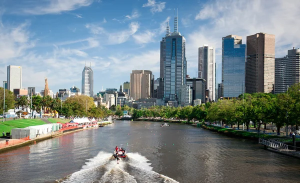 Melbourne, Ausztrália - március 12-én: yarra-folyó és a Melbourne-i skyline moomba mesterek Vízisi esemény során — Stock Fotó