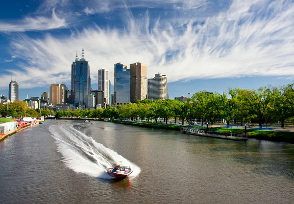 MELBOURNE, AUSTRALIA - MARCH 12: Yarra River and Melbourne skyline during the Moomba Masters waterski event — Stock Photo, Image