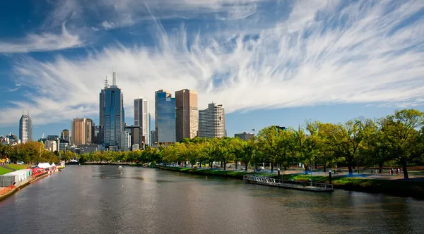 Melbourne, australia - märz 12: yarra river und melbourne skyline beim moomba masters waterski event — Stockfoto
