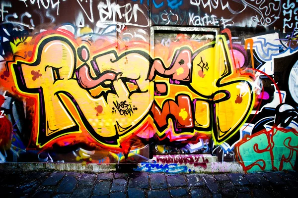 MELBOURNE - 29 de junio: Arte urbano de artistas no identificados. Grafitis de Melbourne —  Fotos de Stock