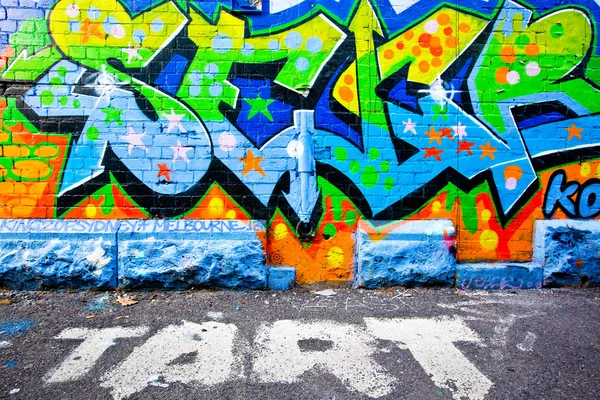 MELBOURNE - 29 de junio: Arte urbano de artistas no identificados. El graffiti de Melbourne es famoso en todo el mundo — Foto de Stock