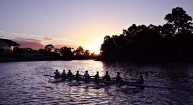 Gün batımında Rowers Adelaide Torrens Nehri üzerinde