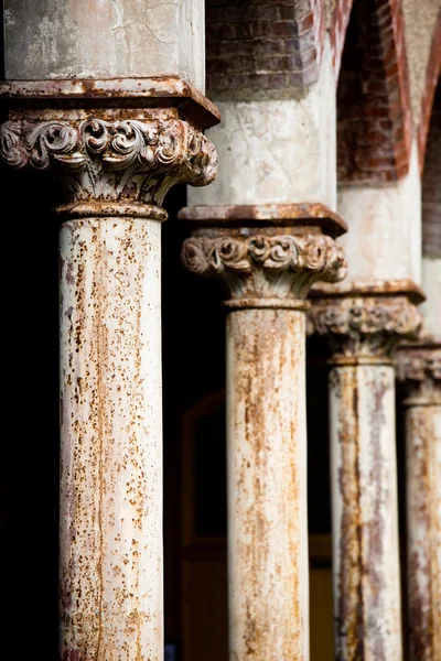 Säulen im alten Kloster — Stockfoto