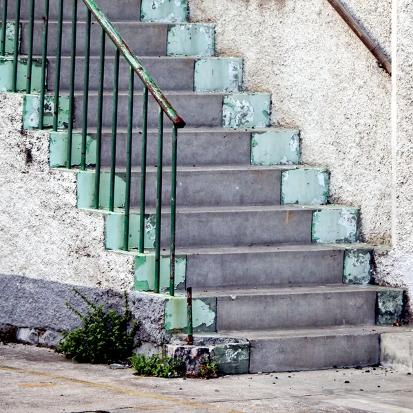 Scala su brutto edificio grigio — Foto Stock