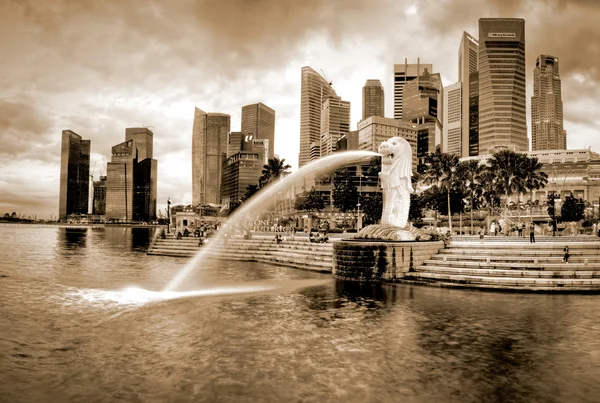 Singapore-Dec 29: The Merlion fontän pipar vatten framför Singapore skyline — Stockfoto