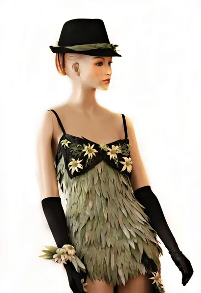 Belo vestido feito inteiramente de plantas e flores — Fotografia de Stock