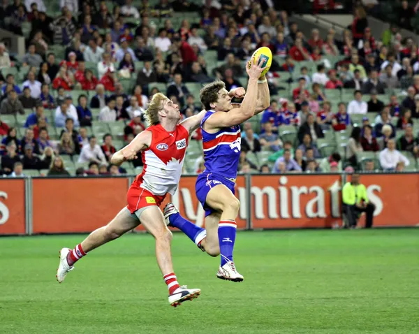 MELBOURNE - SEPTEMBER 12: Will Minson takes a strong mark in the AFL second semi final — Stock Photo, Image